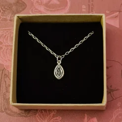 Zilveren halsketting vulva