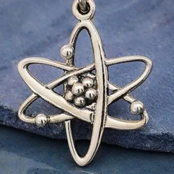 Zilveren oorbellen atoom