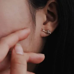 Zilveren oorbellen met bronzen slak