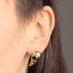 Zilveren oorbellen met bronzen ravenschedel