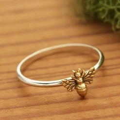 Zilveren ring met bronzen bij