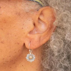 Zilveren/bronzen oorbellen madeliefje (hangers)