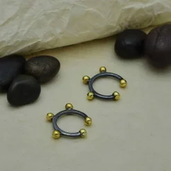 Zwart zilveren oorbel met bronzen balletjes (earcuff)