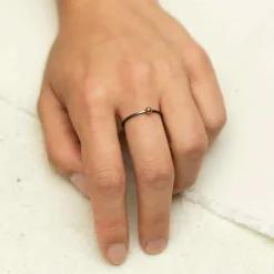 Zwart zilveren ring met bronzen granulaat